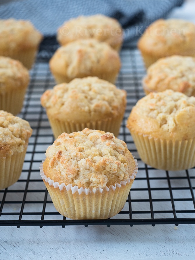 Cheese Cupcakes with Crumble Topping