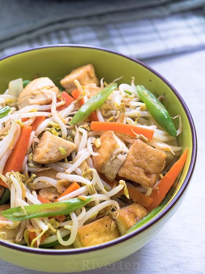 Stir-fried Bean Sprouts with Tofu (Ginisang Togue)