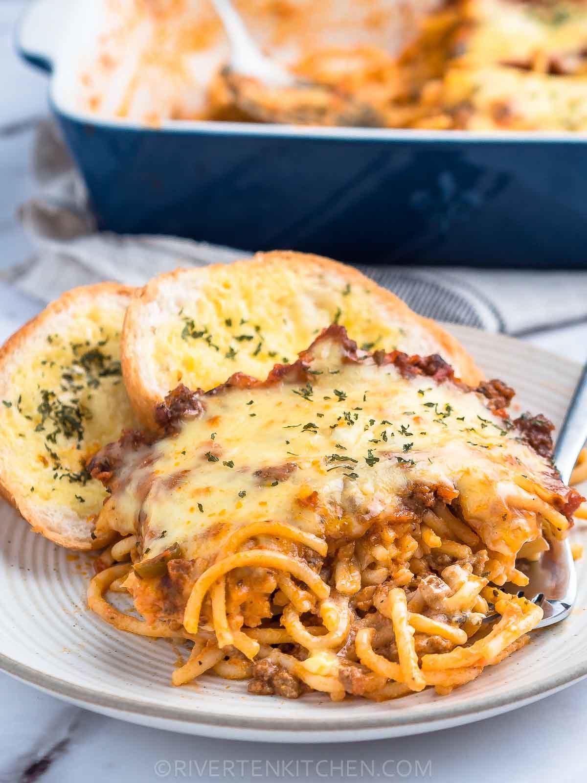 creamy baked spaghetti with toasted bread