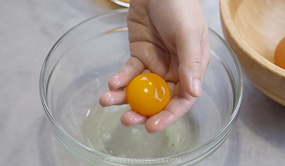 how to separate eggs by hand