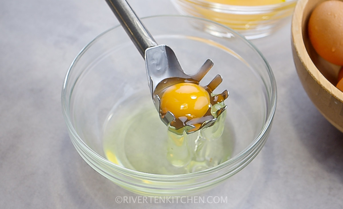 how to separate eggs using a slotted spoon