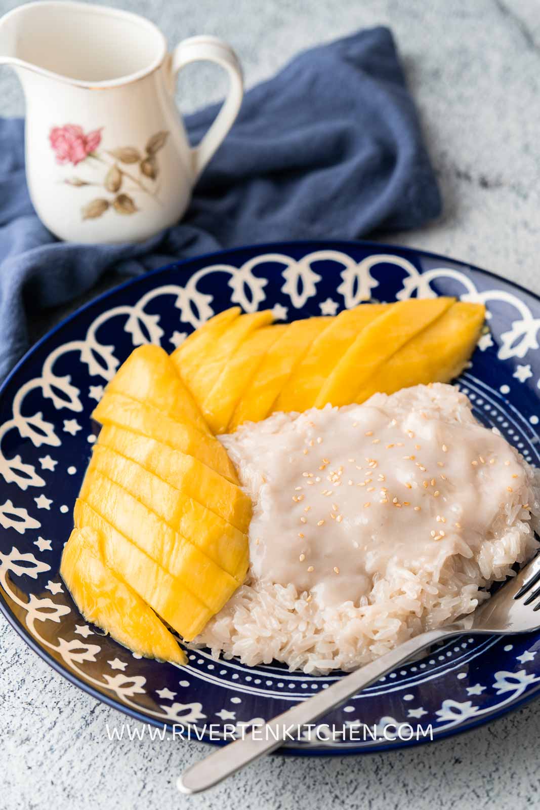 ripe mangoes with sticky rice