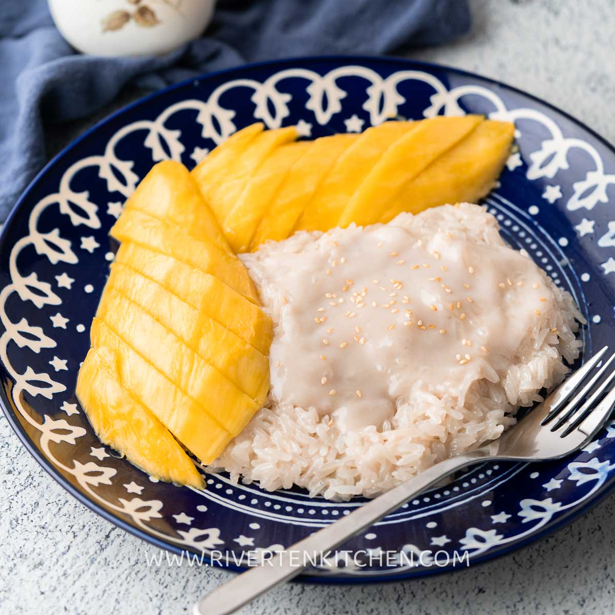 ripe mangoes with sticky rice