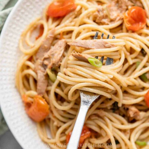 Canned tuna cooked with tomatoes, olive oil and pasta