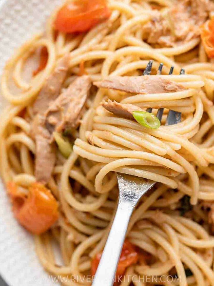 Canned tuna cooked with tomatoes, olive oil and pasta