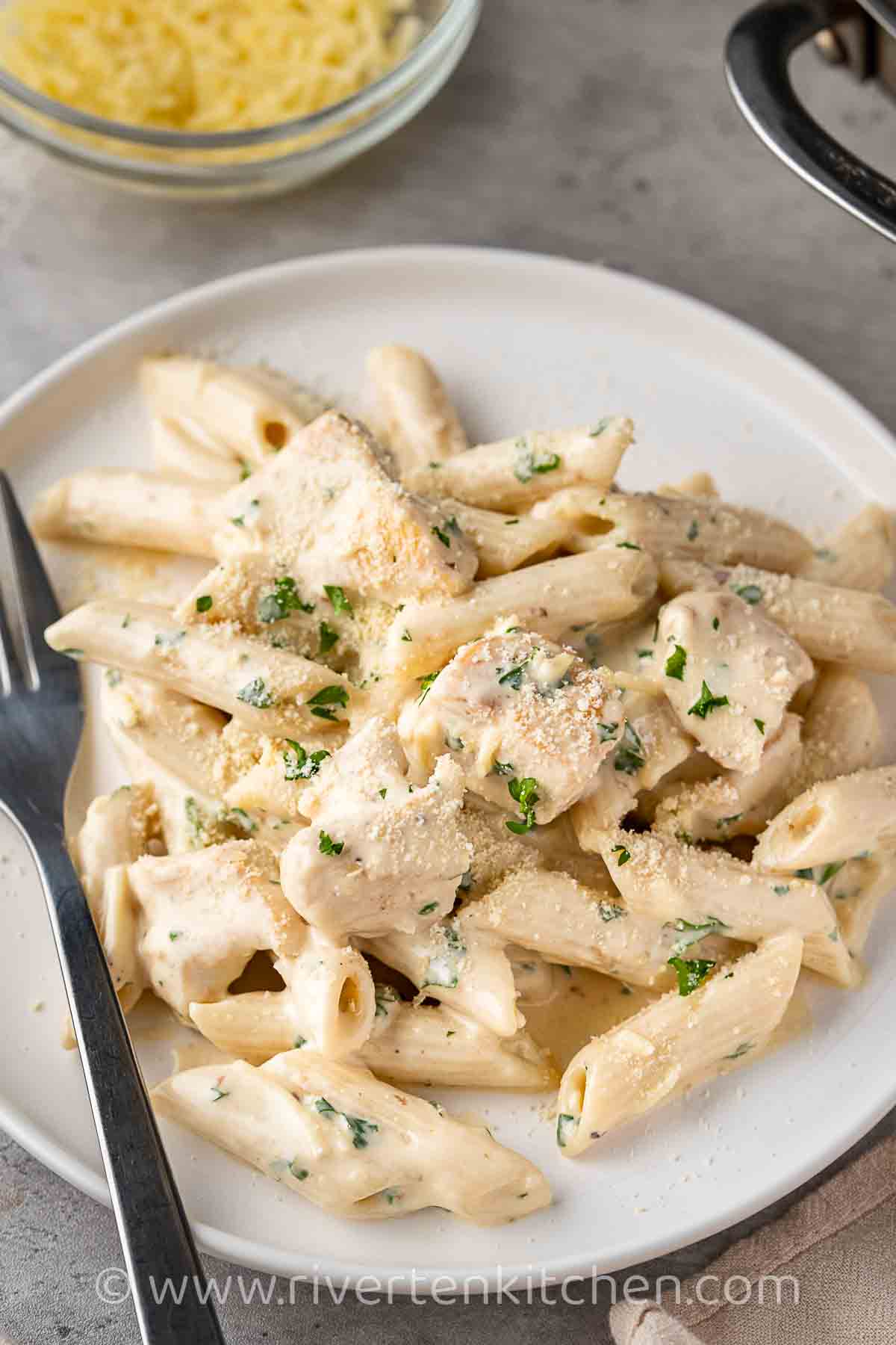 Cream cheese Pasta sauce with penne and chicken