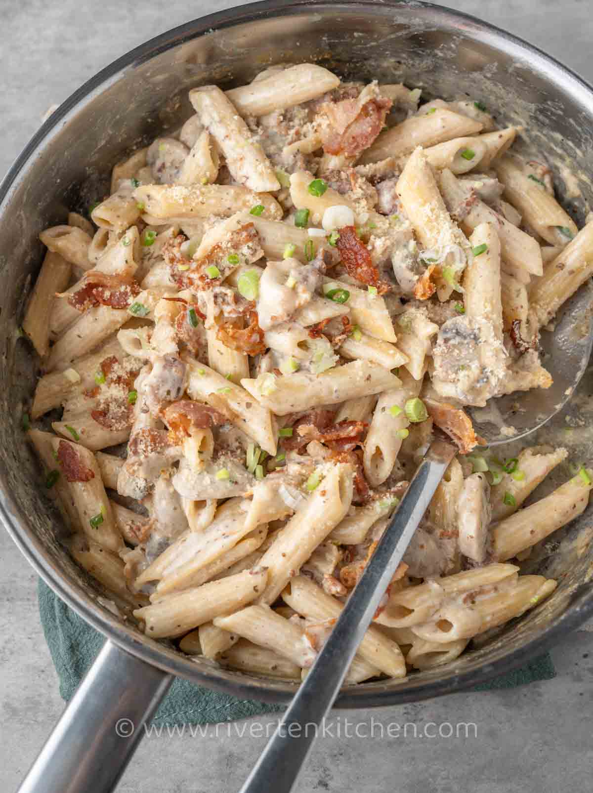creamy pasta with bacon, mushroom cooked in one pot