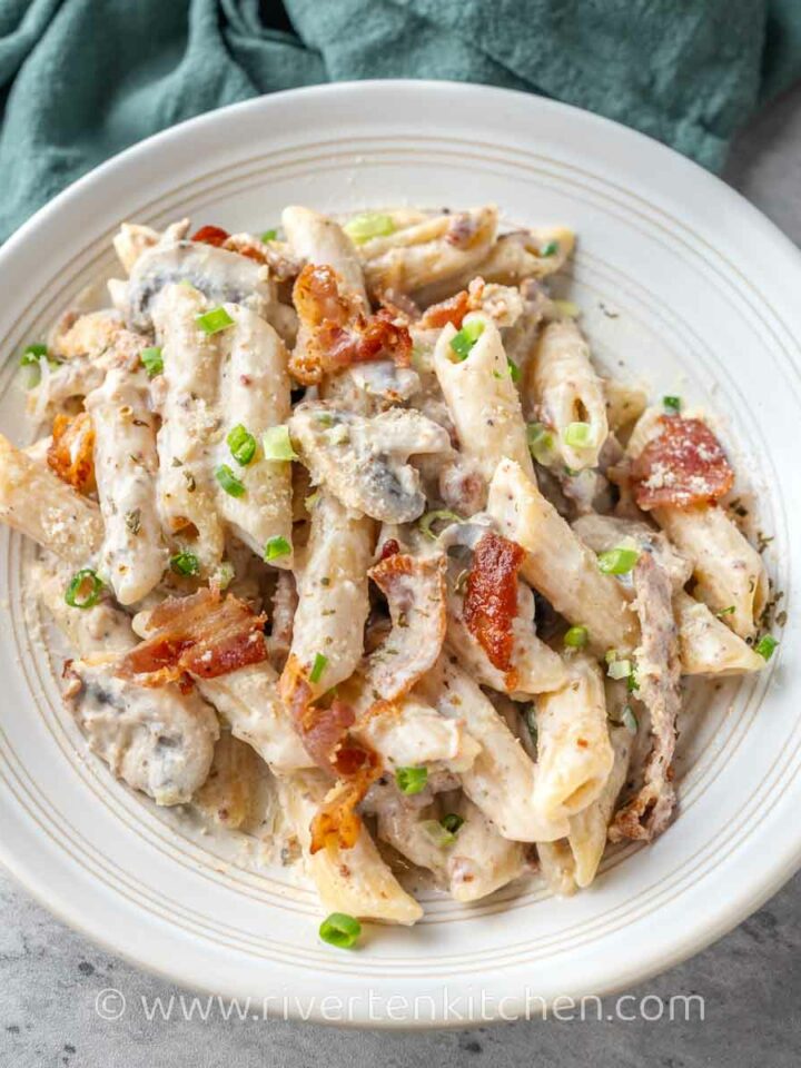 creamy pasta with garlic, bacon and mushrooms