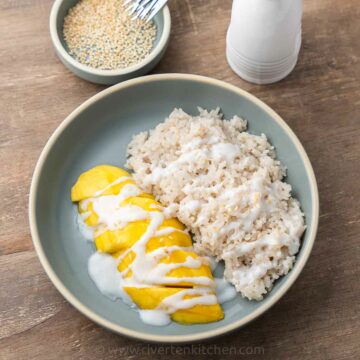Sweet glutinous rice with ripe mango drizzled with coconut sauce.