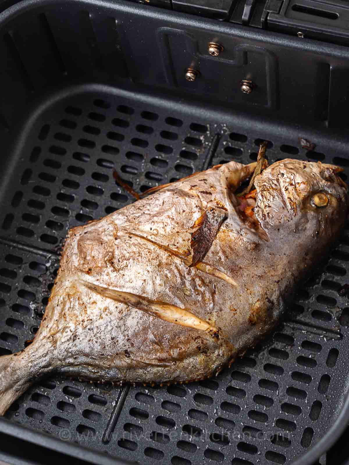 pomfret fish cooked in an air fryer.